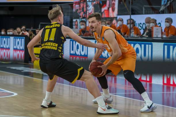 交手频繁 交手频繁